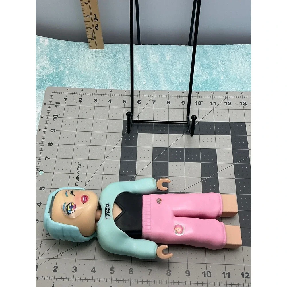 Roblox Celebrity Series Mystery Figure Pink Mint Green Winking Girl 7 Inch Toy